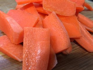 4、胡萝卜炒木耳,胡萝卜切片状