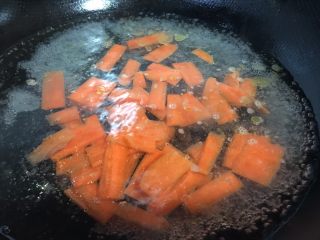 6、胡萝卜炒木耳,胡萝卜焯水30秒捞出