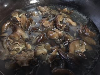 7、胡萝卜炒木耳,木耳焯水2分钟捞出