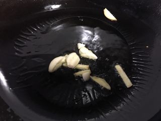 9、胡萝卜炒木耳,爆香姜蒜