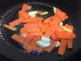 10、胡萝卜炒木耳,加入胡萝卜