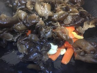 11、胡萝卜炒木耳,加入木耳翻炒片刻