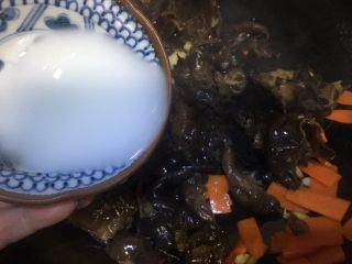 12、胡萝卜炒木耳,加入水淀粉翻炒片刻