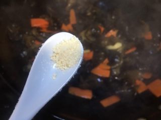 14、胡萝卜炒木耳,加入鸡精翻炒均匀即可出锅