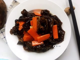 15、胡萝卜炒木耳,成品，口感润滑，非常下饭哦……
