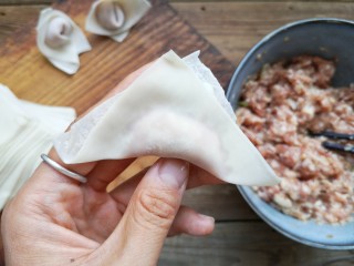 6、重庆红油抄手,将抄手皮对折后压实。