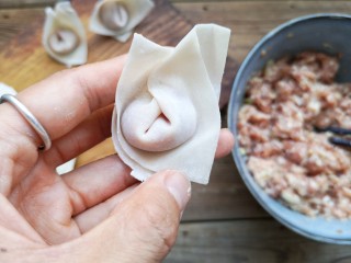 8、重庆红油抄手,蘸点水压实,捏紧成抄手。