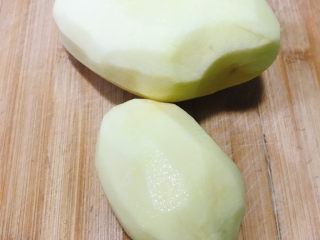 1、麻辣土豆片,2个土豆削皮后洗干净