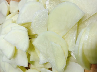 2、麻辣土豆片,切成薄片