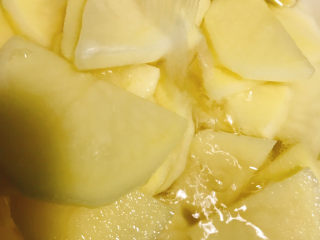 3、麻辣土豆片,放入碗中,用清水冲洗一下