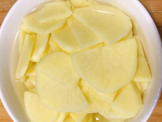 4、麻辣土豆片,浸泡一会儿