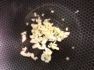 6、麻辣土豆片,锅中放油烧热,放入姜蒜末炒香