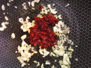 7、麻辣土豆片,放入豆瓣酱