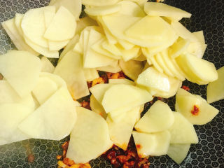 9、麻辣土豆片,捞出土豆片倒入锅中