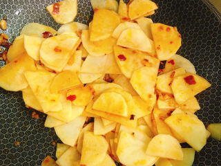 10、麻辣土豆片,拌匀