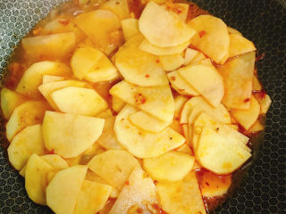 11、麻辣土豆片,加入适量清水