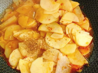 12、麻辣土豆片,放入花椒粉、盐、酱油