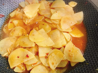 13、麻辣土豆片,盖上锅盖焖几分钟