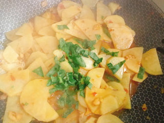 14、麻辣土豆片,揭开锅盖继续收干汤汁