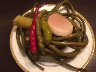 2、红油泡豇豆炒肉末,用无油无水的筷子捞出放盘。