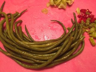 3、红油泡豇豆炒肉末,泡椒切小丁，泡豇豆切成小丁。