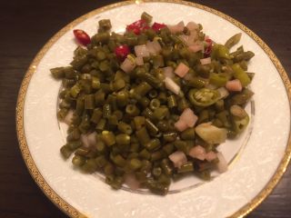 4、红油泡豇豆炒肉末,切好装盘备用。