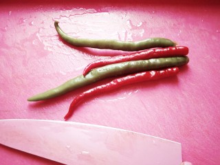 5、红油泡豇豆炒肉末,红椒青椒洗净切丁。