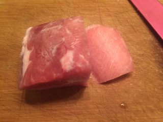 7、红油泡豇豆炒肉末,猪肉切成片在切丁。