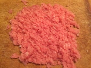 8、红油泡豇豆炒肉末,剁碎成细细肉末。