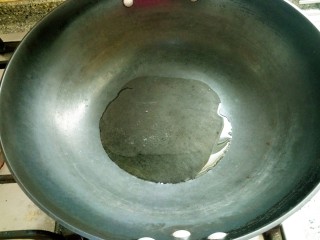 9、红油泡豇豆炒肉末,锅里放入适量油。