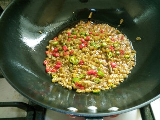 10、红油泡豇豆炒肉末,先炒豇豆辣椒丁。炒出酸味来。