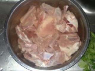 1、自制【香辣羊蝎子火锅】,买回的羯子洗净，放清水里泡2个小时，去除血水。