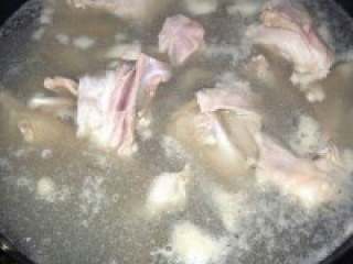 2、自制【香辣羊蝎子火锅】,凉水下锅，放1汤勺料酒，烧开之 后再煮10分钟，撇去浮末。