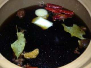 3、自制【香辣羊蝎子火锅】,另起砂锅，兑羯子3倍的水，下入 所有调料（盐、冰糖、鸡精除外） 中火烧开。