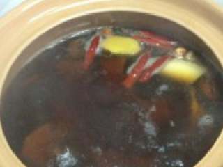 4、自制【香辣羊蝎子火锅】,放入羯子中小火炖40分钟，放盐 和冰糖再炖40分钟，1汤勺半郫县豆 瓣和1小块四川大重庆用炒锅炒出红 油，倒入砂锅，放2克迷迭香再炖1小时。放1匙 鸡精调味。