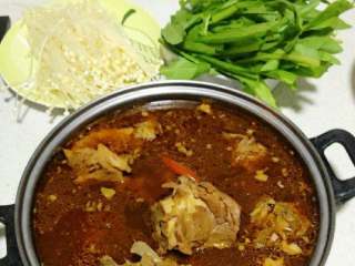 5、自制【香辣羊蝎子火锅】,炖好的羯子放入涮锅，洗几盘爱 吃的青菜煮在里面就可以吃了。