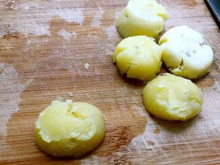 5、麻辣鲜香孜然小土豆,用刀拍扁（别太大力哦）