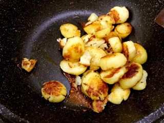 13、麻辣鲜香孜然小土豆,加入土豆转中大火翻炒