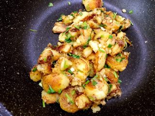 15、麻辣鲜香孜然小土豆,快速翻炒几下出锅即可