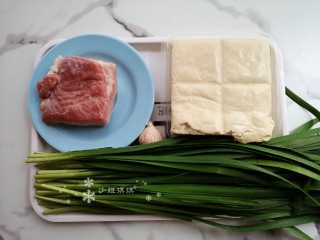 1、韭菜炒豆腐,准备食材。