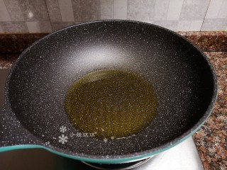 5、韭菜炒豆腐,热锅倒油烧至五成热。