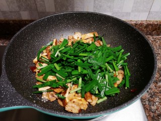 11、韭菜炒豆腐,放入韭菜翻炒均匀。