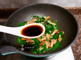 13、韭菜炒豆腐,倒入适量生抽翻炒均匀即可出锅。