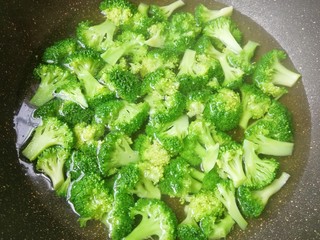 3、蚝油西蓝花,锅内放水烧开,加一点盐和食用油,下入西蓝花焯水至变色关火,捞出过凉水,沥干水分备用。
