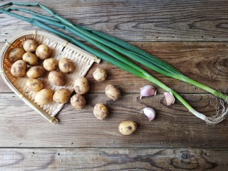 1、多味小土豆,准备食材。