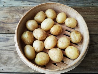 3、多味小土豆,上锅隔水大火蒸15分钟，出锅晾一下。