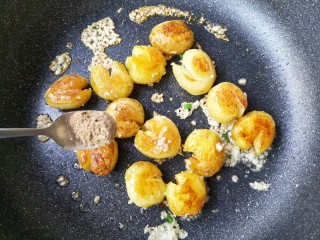 9、多味小土豆,加适量椒盐，孜然粉（有孜然颗粒的也可加一点）翻炒均匀。