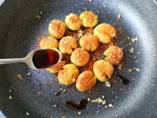 11、多味小土豆,加入一小勺味极鲜酱油。