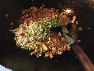 2、麻婆豆腐,锅里加入油，再加入豆瓣酱，放入肉沫炒散，再将配料一起倒入炒香，
