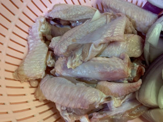 2、干锅洋葱鸡翅,把鸡翅中间的骨头对半切开